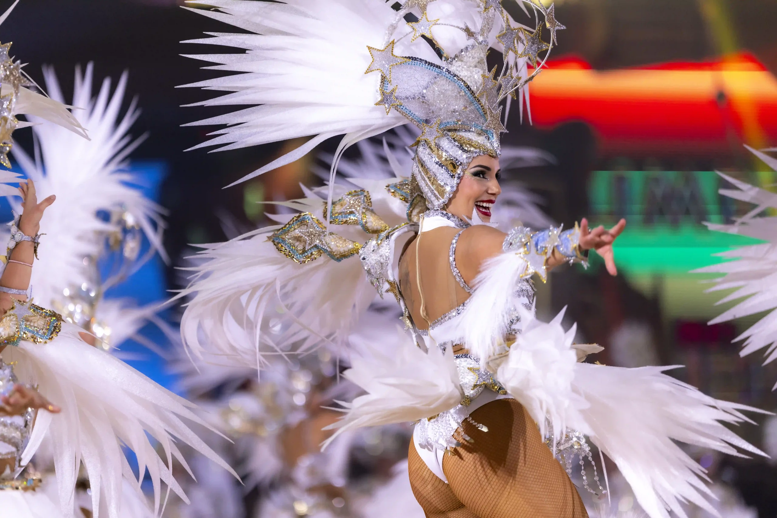 Coso Apoteosis principale parade Carnaval de Tenerife 2026 avec le char de la Reine, des comparsas, des danseurs et des confettis sur l'Avenida Maritima