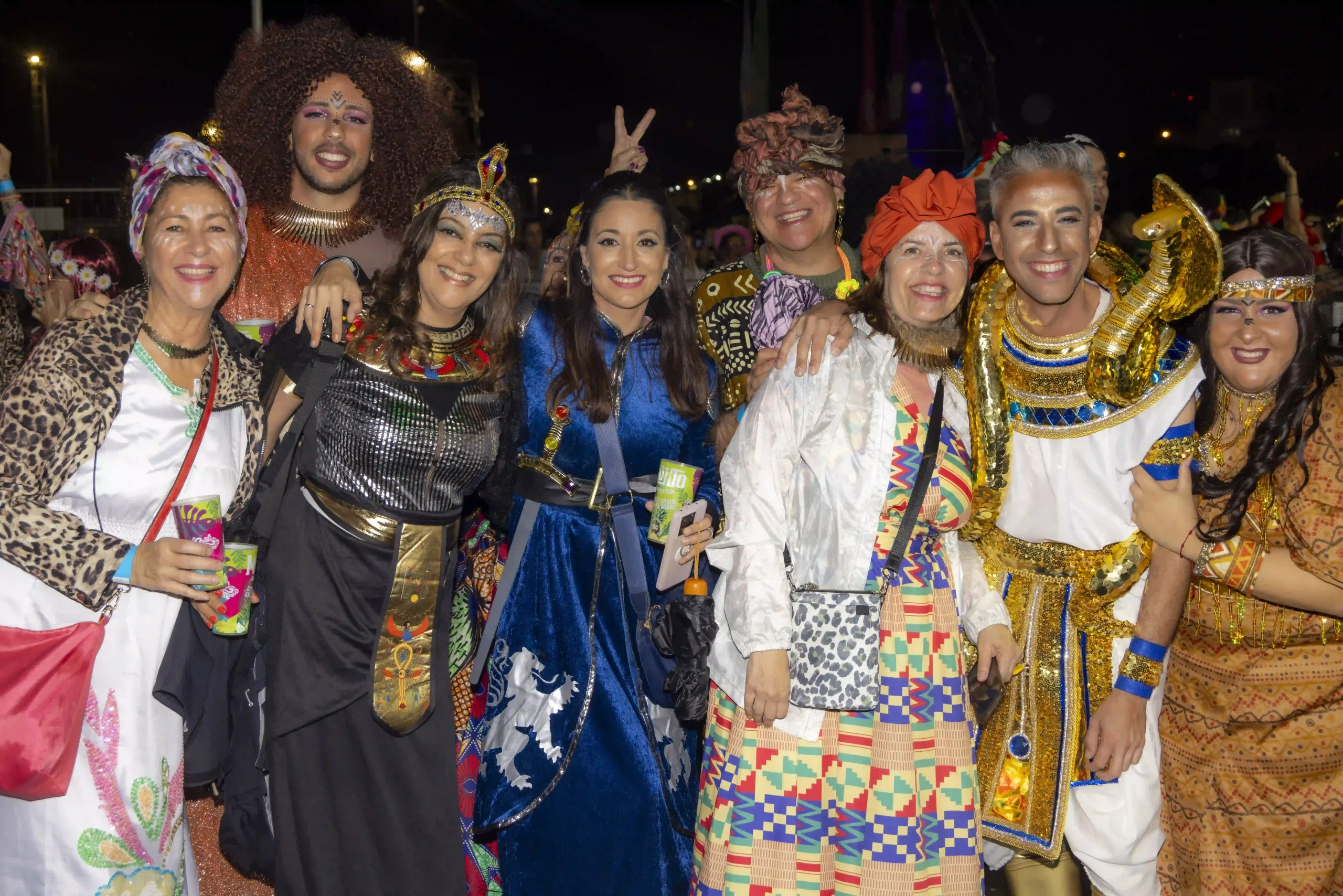 Coso Apoteosis principale parade Carnaval de Tenerife 2026 avec le char de la Reine, des comparsas, des danseurs et des confettis sur l'Avenida Maritima
