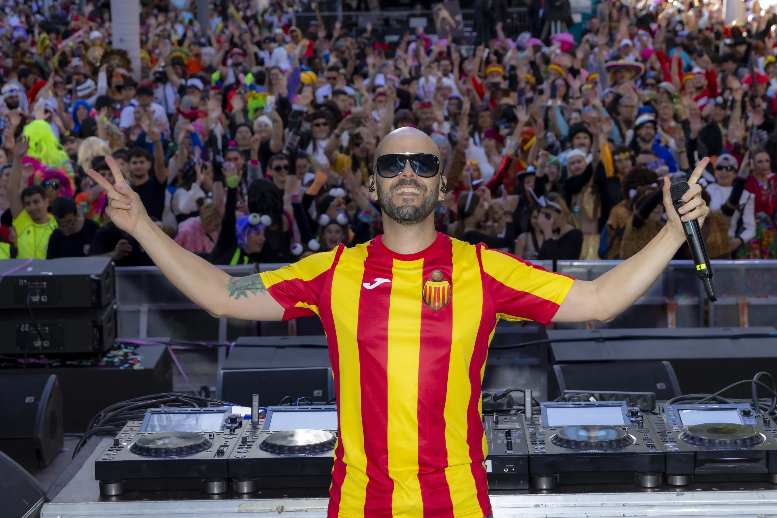 Fête de rue du Carnaval de Tenerife 2026 avec des costumes colorés et des foules dansant sur la Plaza de España à Santa Cruz