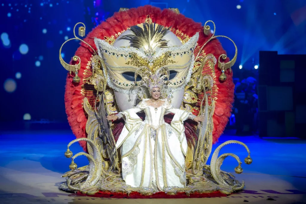 Candidate à la Reine du Carnaval de Tenerife portant un costume élaboré de 80 kg lors de l'élection du Gran Gala 2026