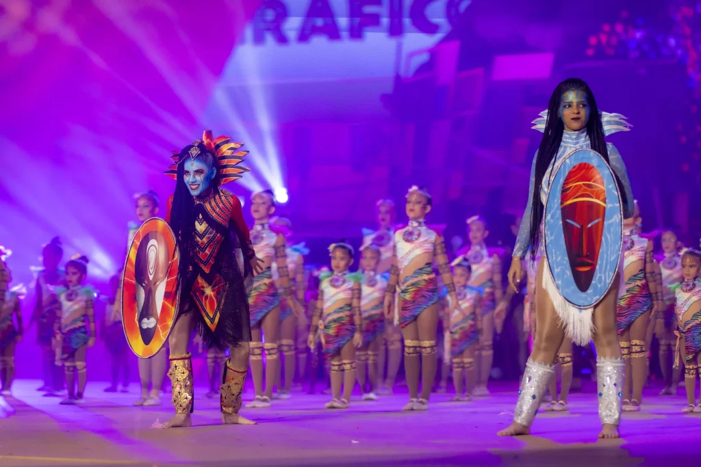 Troupe de danses comparsas avec costumes en plumes, percussions de batucada et danse de style brésilien au Carnaval de Tenerife 2026