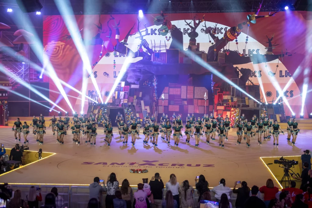 Troupe de danses comparsas avec costumes en plumes, percussions de batucada et danse de style brésilien au Carnaval de Tenerife 2026