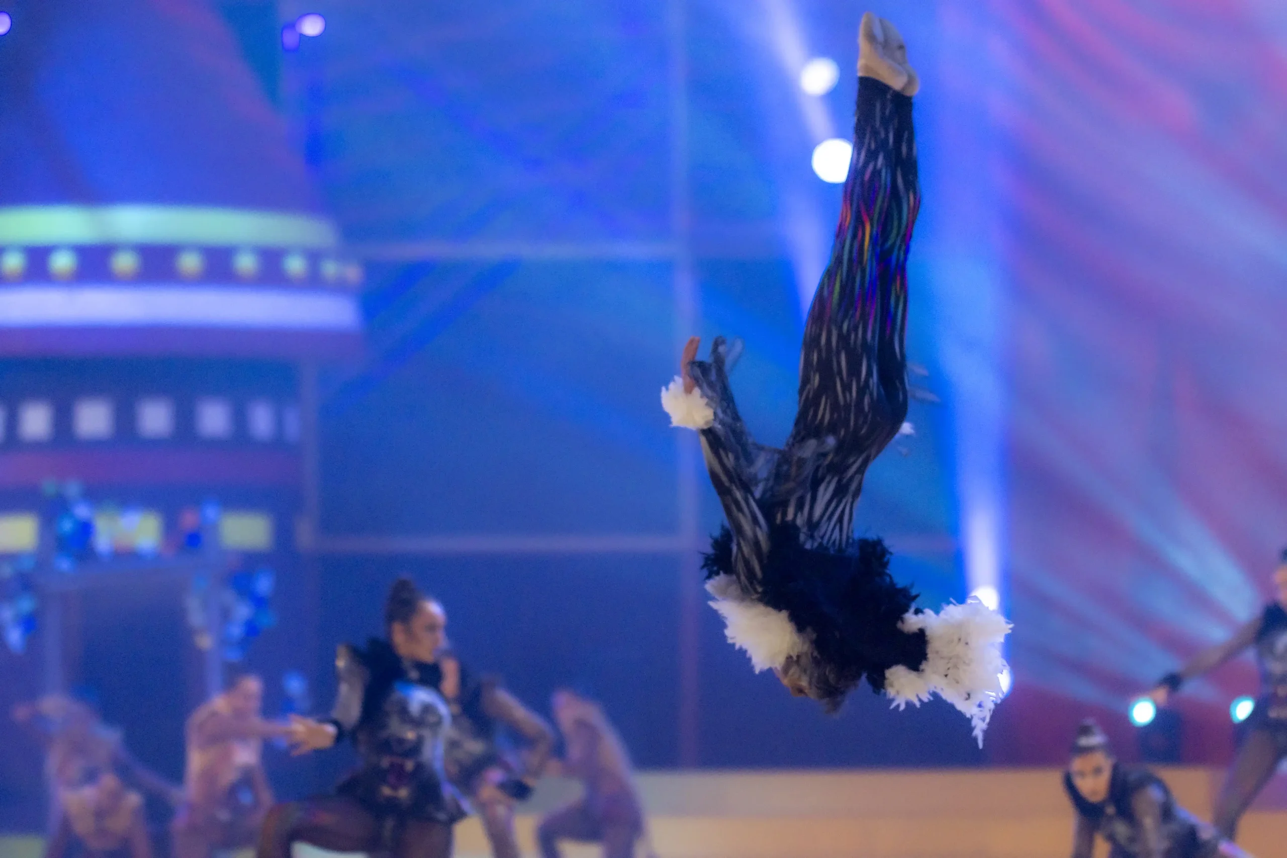 Coso Apoteosis principale parade Carnaval de Tenerife 2026 avec le char de la Reine, des comparsas, des danseurs et des confettis sur l'Avenida Maritima