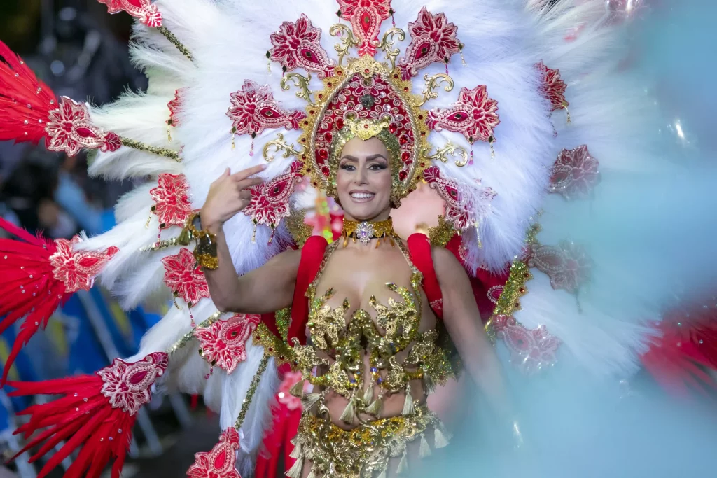 Candidate à la Reine du Carnaval de Tenerife portant un costume élaboré de 80 kg lors de l'élection du Gran Gala 2026