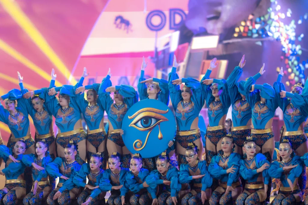 Troupe de danses comparsas avec costumes en plumes, percussions de batucada et danse de style brésilien au Carnaval de Tenerife 2026