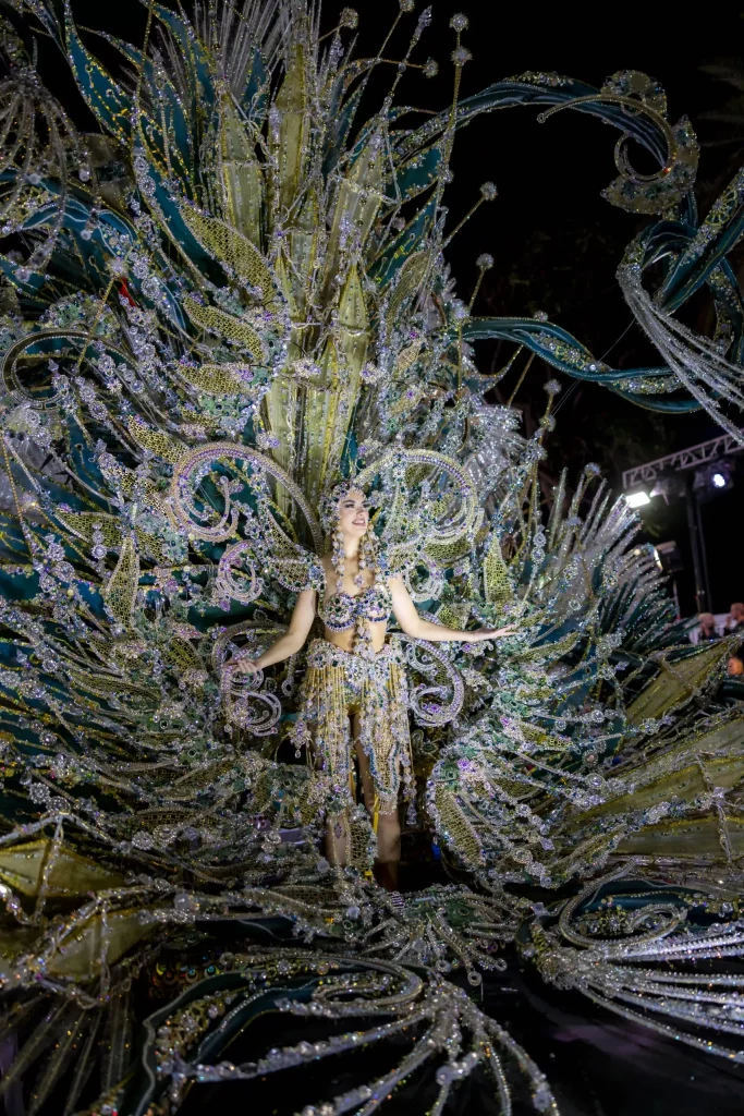 Candidate à la Reine du Carnaval de Tenerife portant un costume élaboré de 80 kg lors de l'élection du Gran Gala 2026