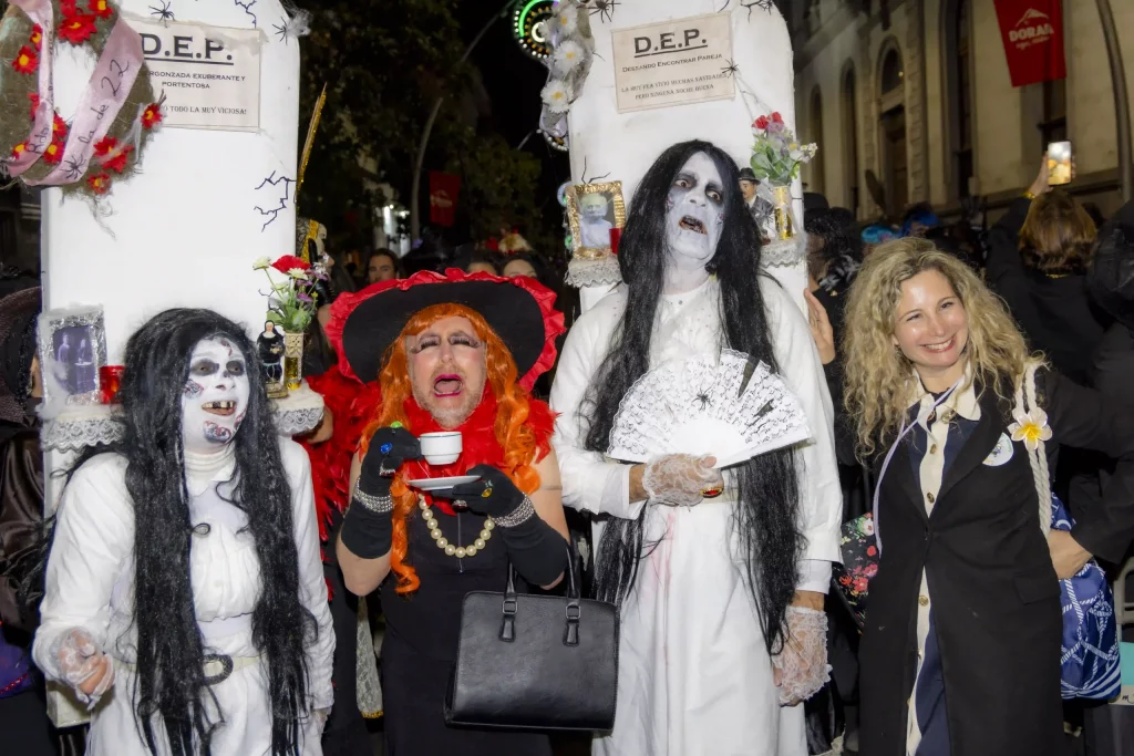 Cérémonie de l'Enterrement de la Sardine au Carnaval de Tenerife 2026 avec des pleureuses déguisées en veuves suivant un énorme char de sardine.