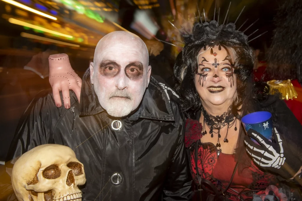 Fête de rue du Carnaval de Tenerife 2026 avec des costumes colorés et des foules dansant sur la Plaza de España à Santa Cruz