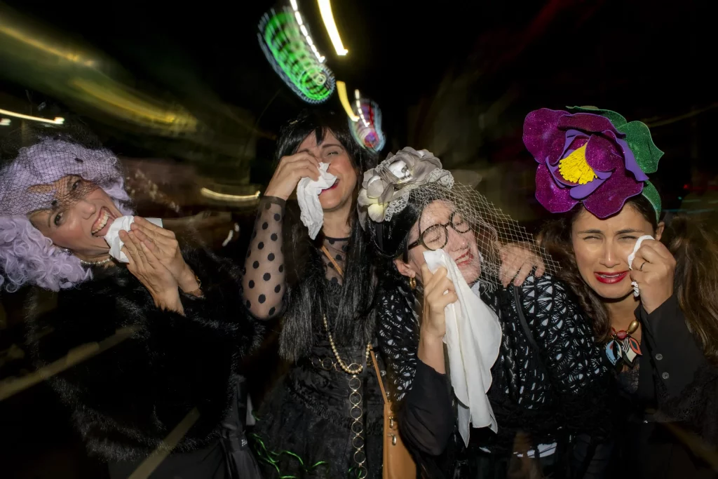 Cérémonie de l'Enterrement de la Sardine au Carnaval de Tenerife 2026 avec des pleureuses déguisées en veuves suivant un énorme char de sardine.