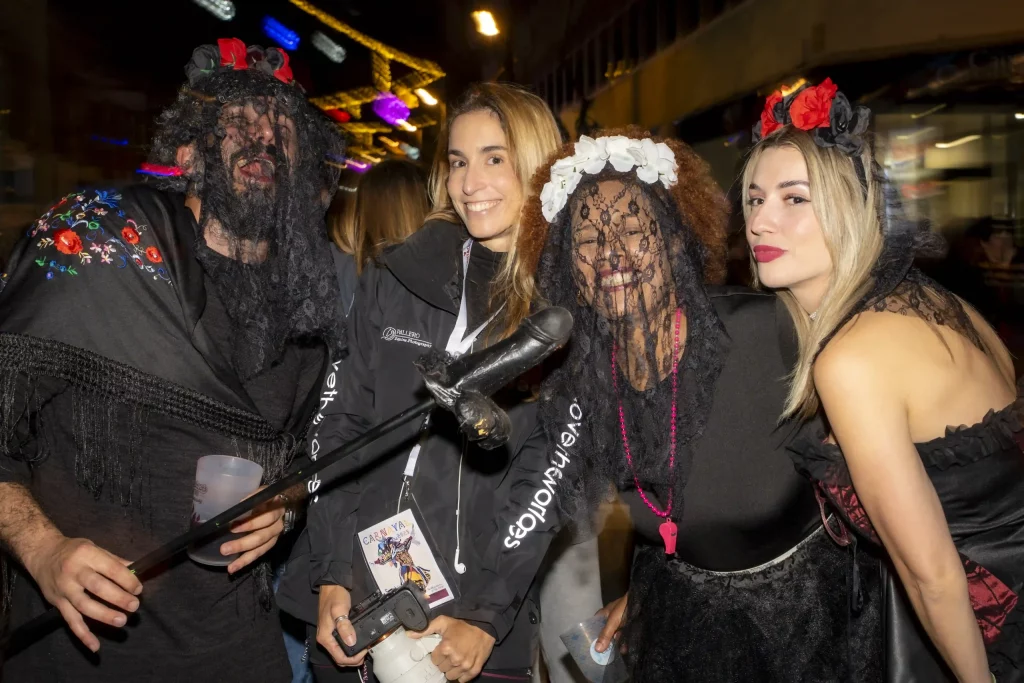Cérémonie de l'Enterrement de la Sardine au Carnaval de Tenerife 2026 avec des pleureuses déguisées en veuves suivant un énorme char de sardine.