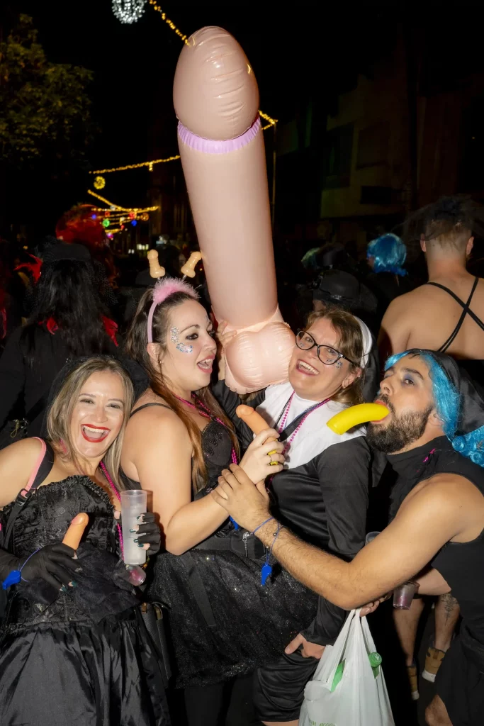 Cérémonie de l'Enterrement de la Sardine au Carnaval de Tenerife 2026 avec des pleureuses déguisées en veuves suivant un énorme char de sardine.