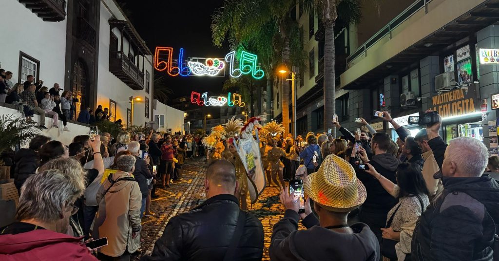 Folla che osserva la sfilata del Gran Coso con carri colorati e costumi a tema messicano a Puerto de la Cruz