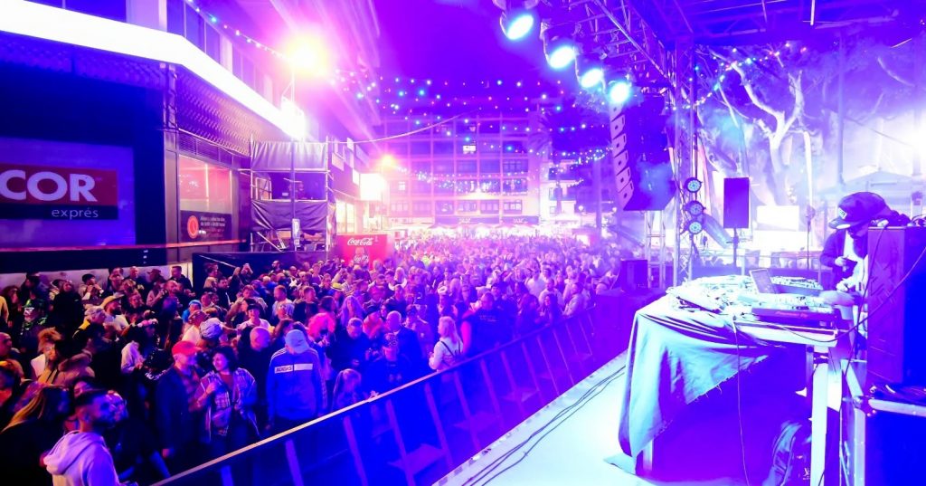 Festa di strada con batucadas e comparsas che si esibiscono lungo le strade ciottolate di Puerto de la Cruz