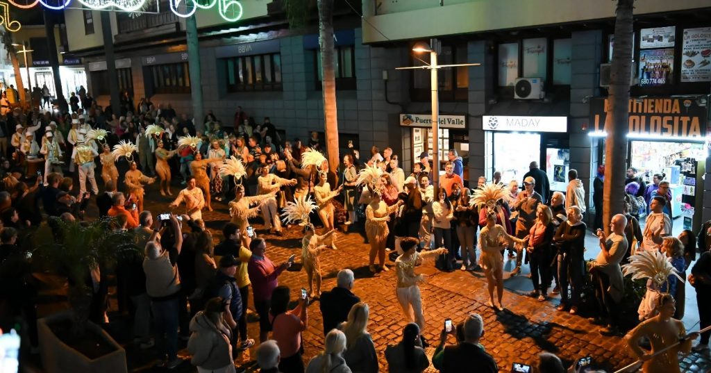 Folla che osserva la sfilata del Gran Coso con carri colorati e costumi a tema messicano a Puerto de la Cruz