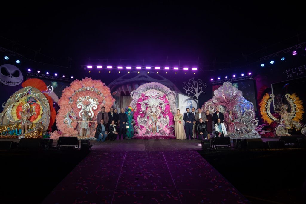 Regine del carnevale in costumi a tema elaborati durante la sfilata Gran Coso Apoteosis a Tenerife