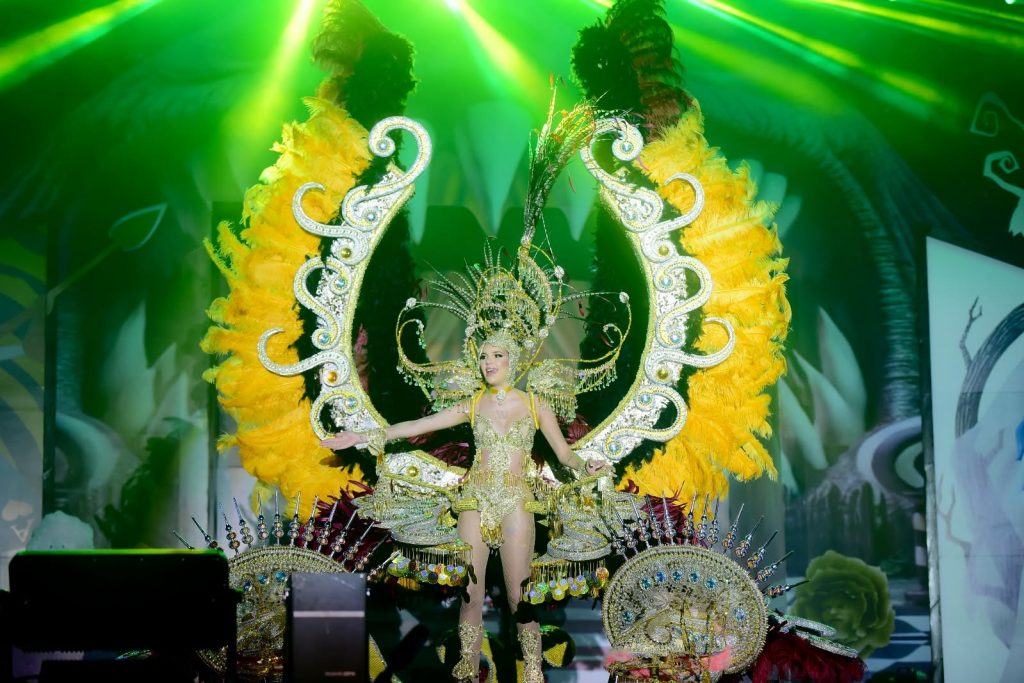 Regine del carnevale in costumi a tema elaborati durante la sfilata Gran Coso Apoteosis a Tenerife