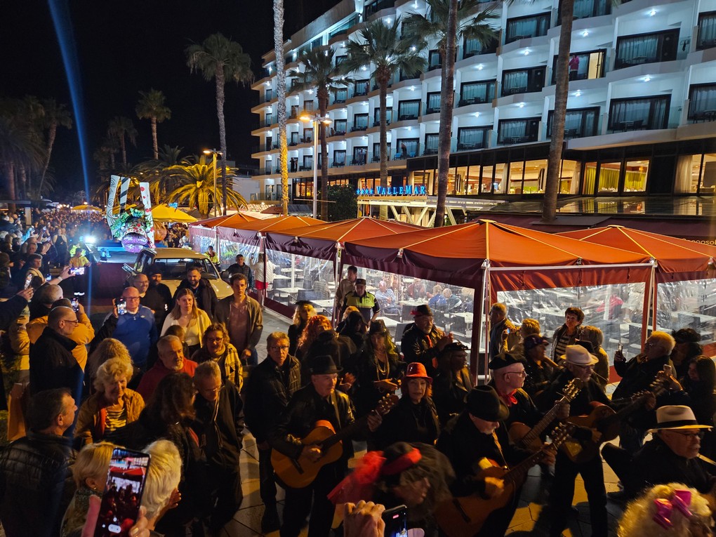 Gigante sardina di papier-mâché bruciata al Muelle Pesquero durante la tradizione del carnevale Entierro de la Sardina.