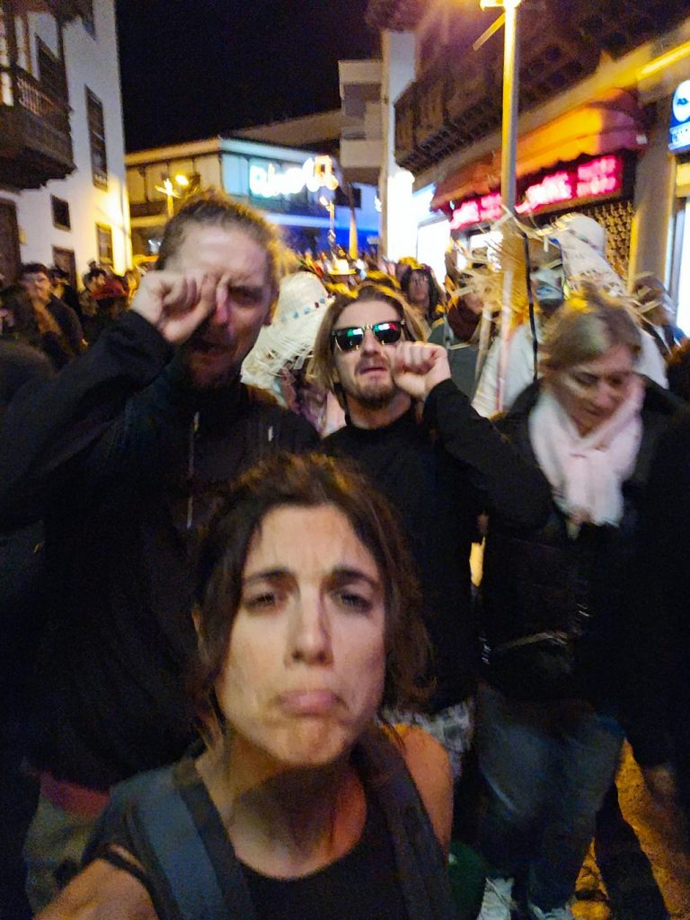 Gigante sardina di papier-mâché bruciata al Muelle Pesquero durante la tradizione del carnevale Entierro de la Sardina.