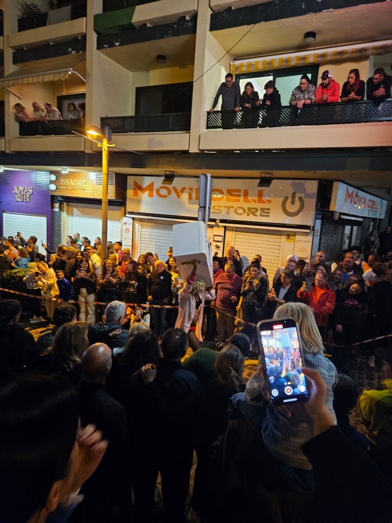 Uomini che corrono con i tacchi alti durante l'evento del carnevale Mascarita Ponte Tacón a Puerto de la Cruz