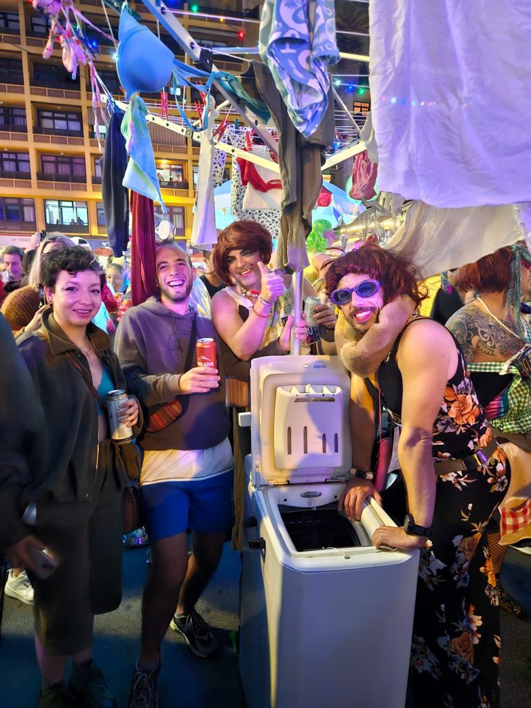 Uomini che corrono con i tacchi alti durante l'evento del carnevale Mascarita Ponte Tacón a Puerto de la Cruz