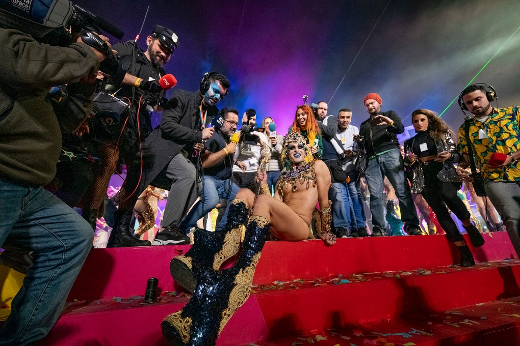 Concursante de la Gala Drag Queen de Las Palmas 2026 actuando en el escenario con paneles LED en el Parque Santa Catalina.