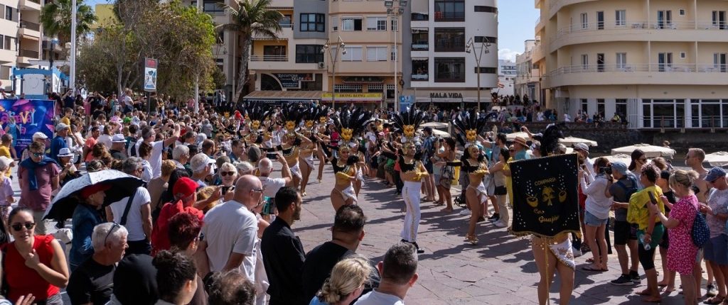 Vista del tramonto su Plaza de El Médano durante le celebrazioni del carnevale, Granadilla de Abona