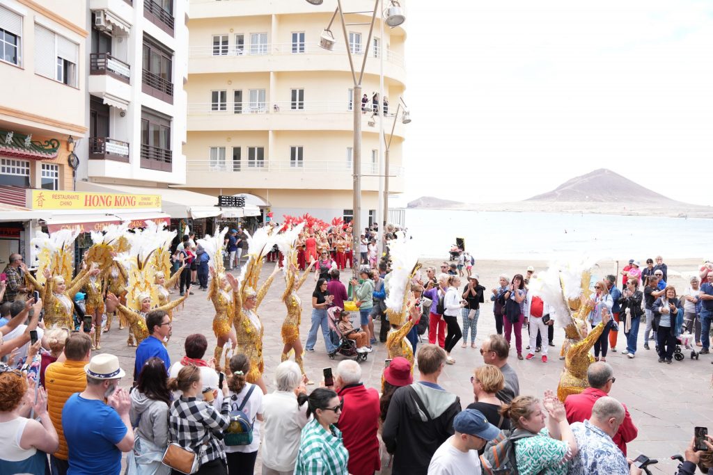El Médano beach carnival 2026 crowd dancing in Plaza de El Médano, Tenerife