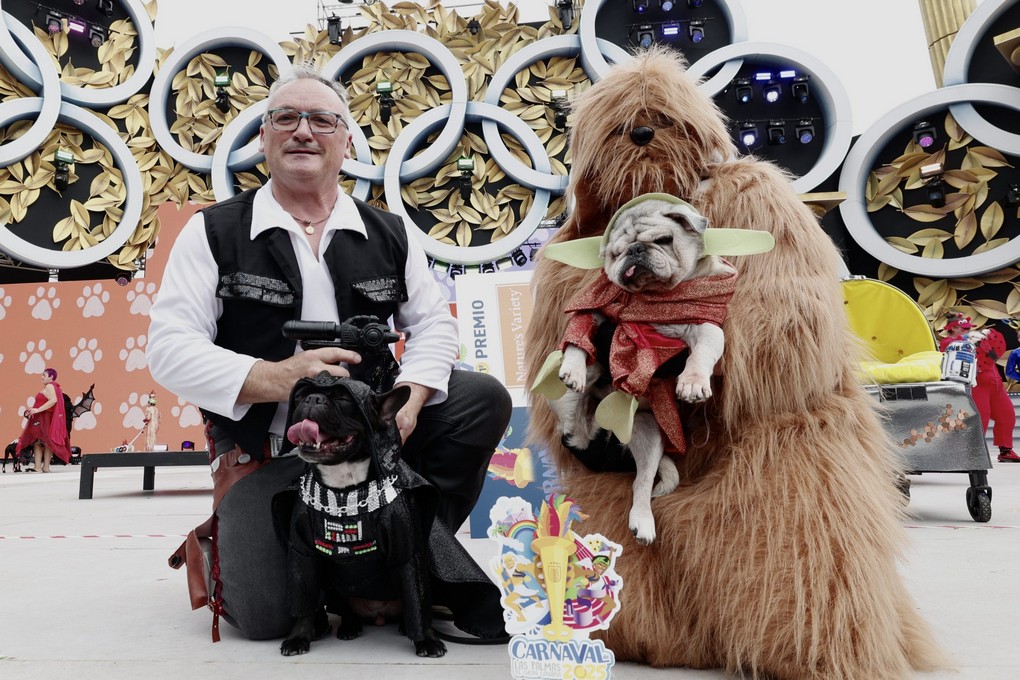 Carnaval de perros Las Palmas 2026: perros y dueños con trajes a juego de Las Vegas