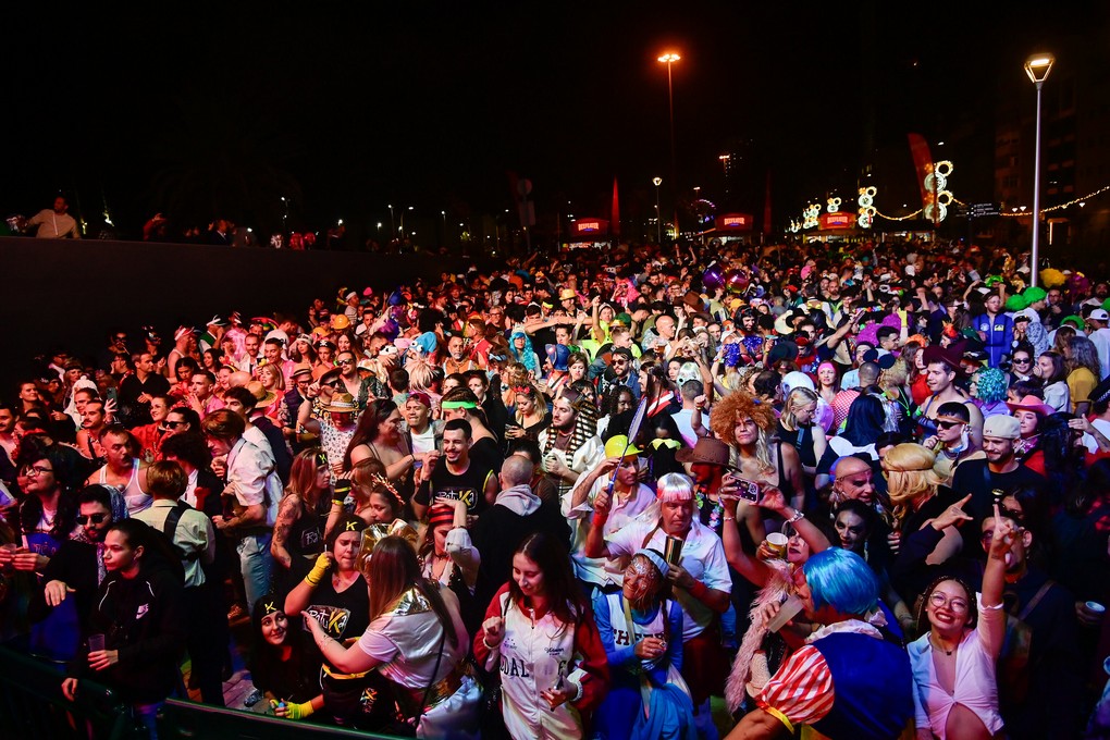Noche de carnaval de Las Palmas 2026, multitudes bailando en la fiesta callejera de la Plaza de España
