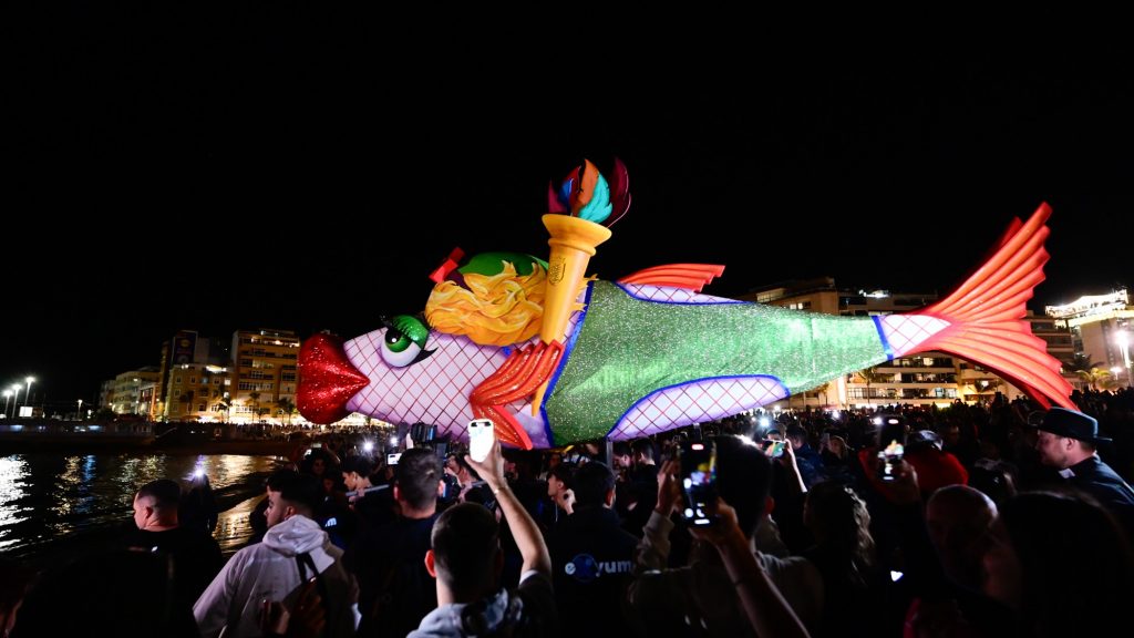 Ceremonia del entierro de la sardina carnaval de Las Palmas 2026, dolientes en disfraces de viuda negra