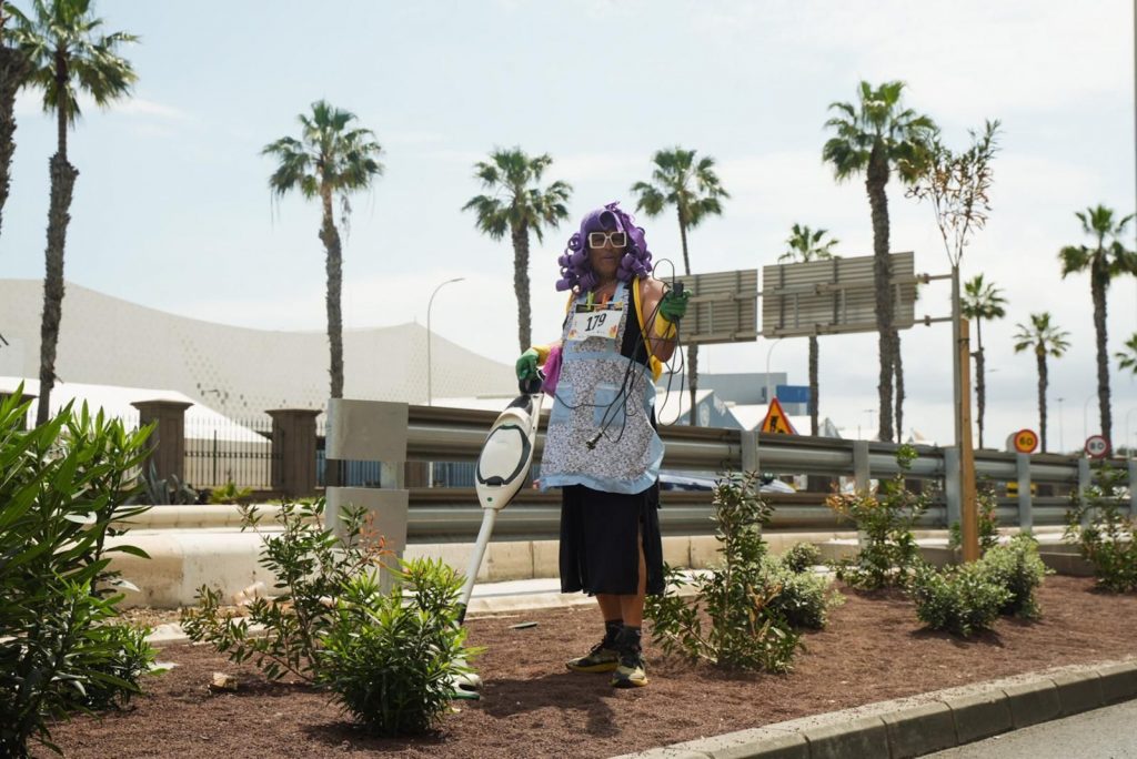 Carnaval de Las Palmas 2026 durante el día, familias en disfraces en la Plaza de Canarias
