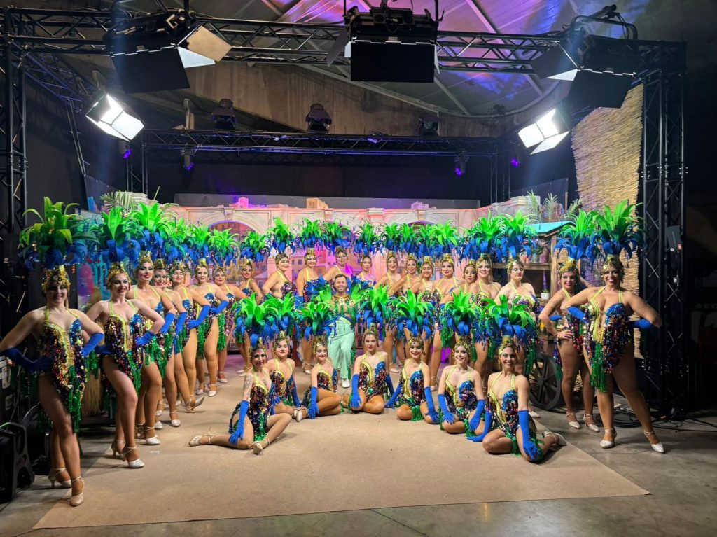 Folla che osserva la sfilata del Gran Coso con carri colorati e costumi a tema messicano a Puerto de la Cruz