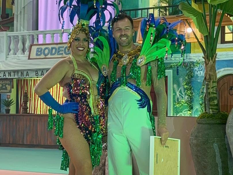 Folla che osserva la sfilata del Gran Coso con carri colorati e costumi a tema messicano a Puerto de la Cruz