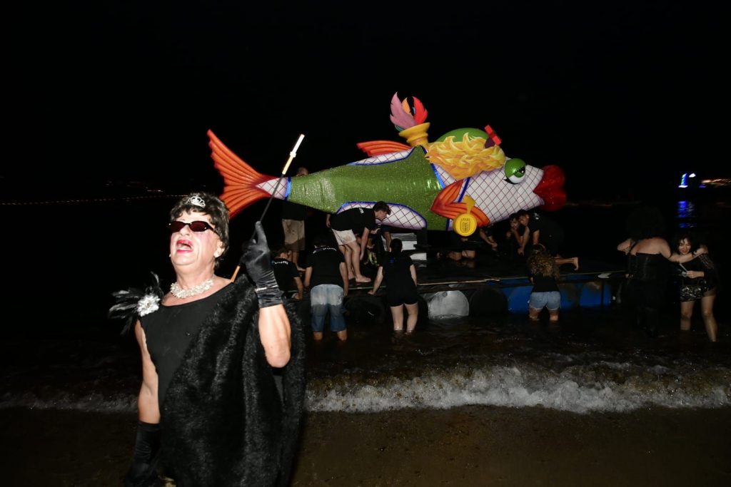 Ceremonia del entierro de la sardina carnaval de Las Palmas 2026, dolientes en disfraces de viuda negra