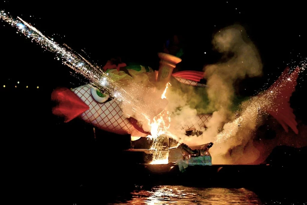 Final del carnaval de Las Palmas marzo 2026, sardina ardiente en la playa de Las Canteras, fuegos artificiales.