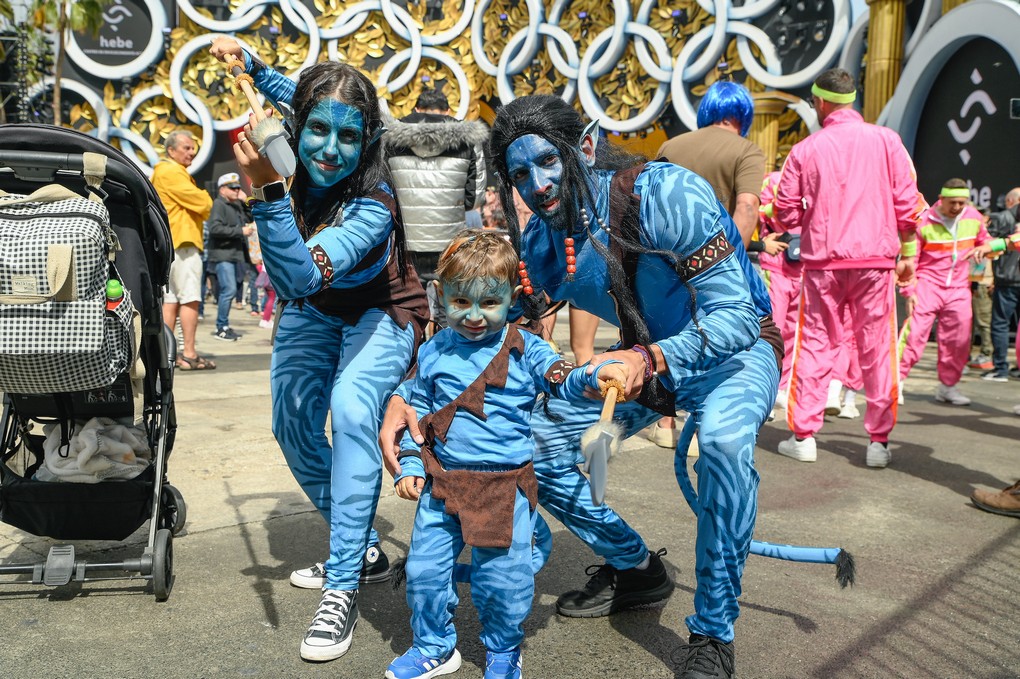 Carnaval de Las Palmas 2026 durante el día, familias en disfraces en la Plaza de Canarias