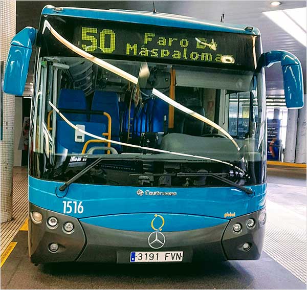 A lo largo de la isla de Gran Canaria, los autobuses azules de Global operan el transporte suburbano, conectando La