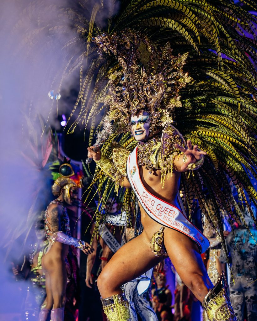 Actuación de Drag Queen en la Gala Maspalomas 2026, tema El Circo, Playa del Inglés.