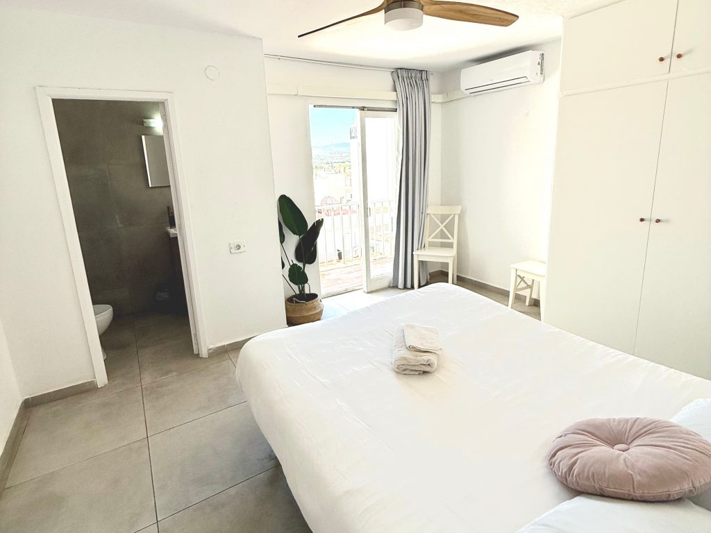 Habitación doble 403 con aire acondicionado, baño privado y balcon | Ibiza Cisne by Nest Hostel
