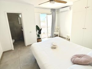 Habitación doble 403 con aire acondicionado, baño privado y balcon | Ibiza Cisne by Nest Hostel