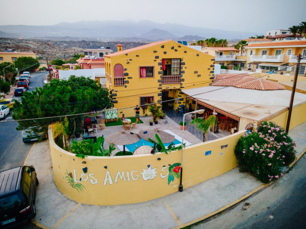 Hostel mit Pool und Strandzugang - Entspannen und Surfen in Teneriffa Süd