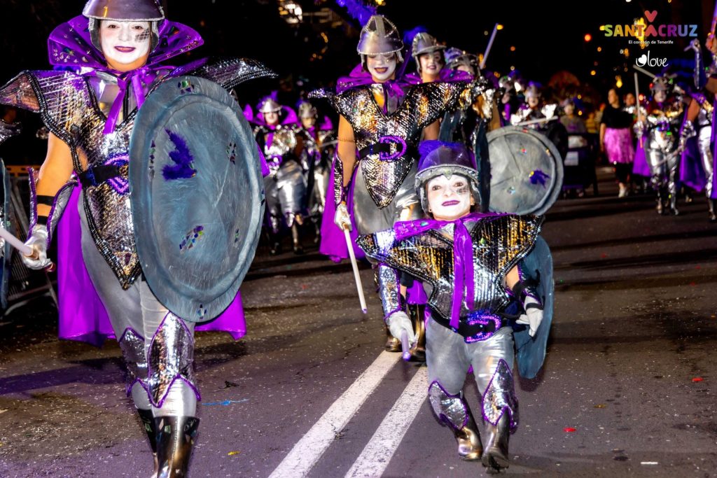 El Carnaval de Santa Cruz de Tenerife se inicia oficialmente con la "Cabalgata Anunciadora", un desfile lleno de color y alegría