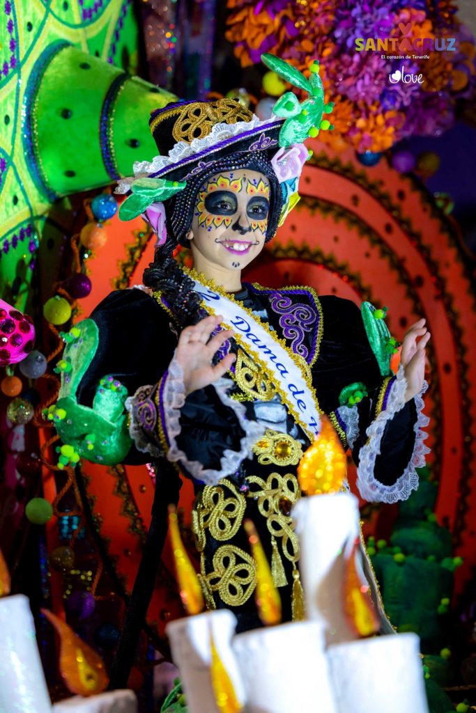 El Carnaval de Santa Cruz de Tenerife se inicia oficialmente con la "Cabalgata Anunciadora", un desfile lleno de color y alegría